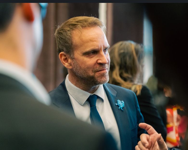 Marc Ferracci, ministre délégué chargé de l’Industrie, photographié devant le stand du Groupe Institut de Soudure, pendant l'événement "Bercy fait son industrie", le 21 novembre 2024