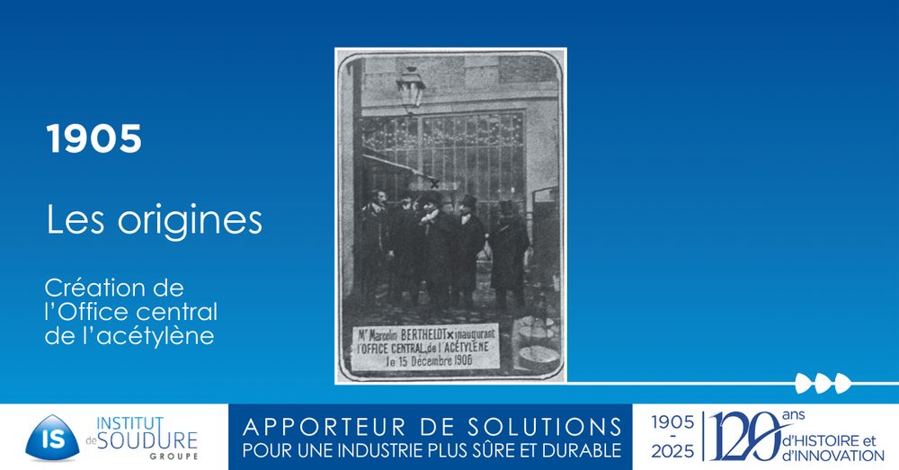 photo de l'inauguration par Marcelin Berthelot (hommes avec hauts de forme devant une grille d'immeuble )