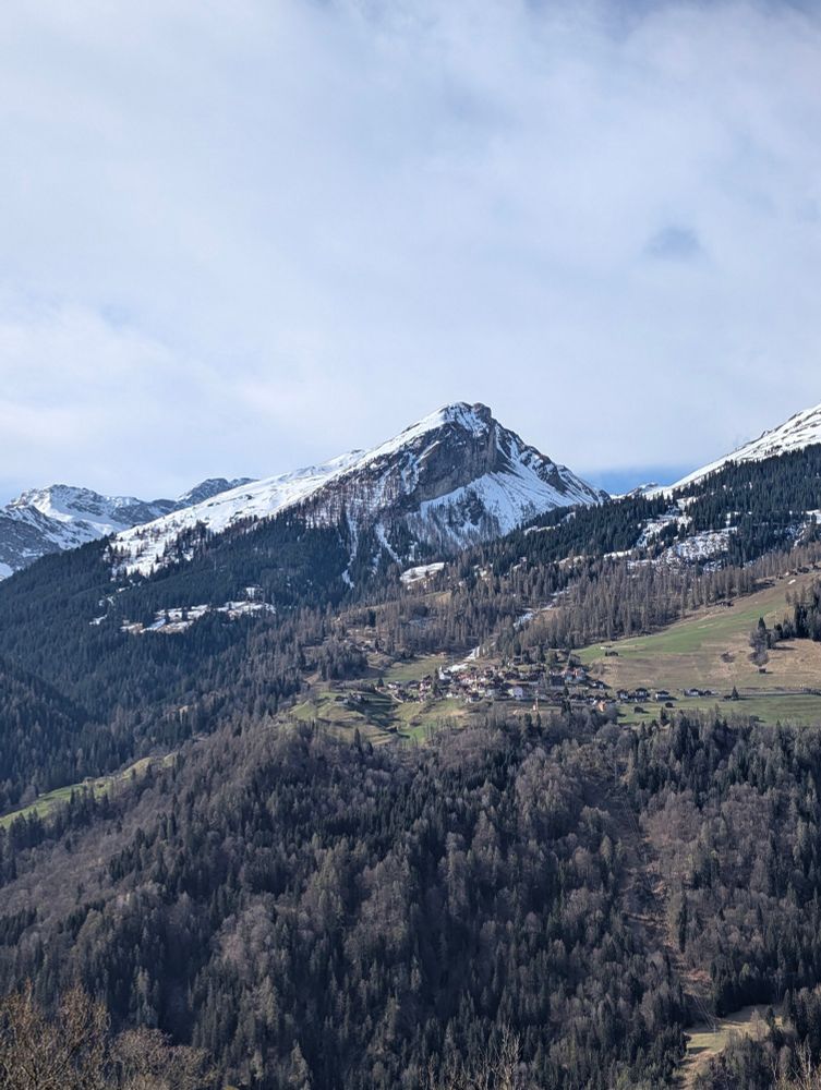 Tschiertschen mit Weisshorn im Hintergrund