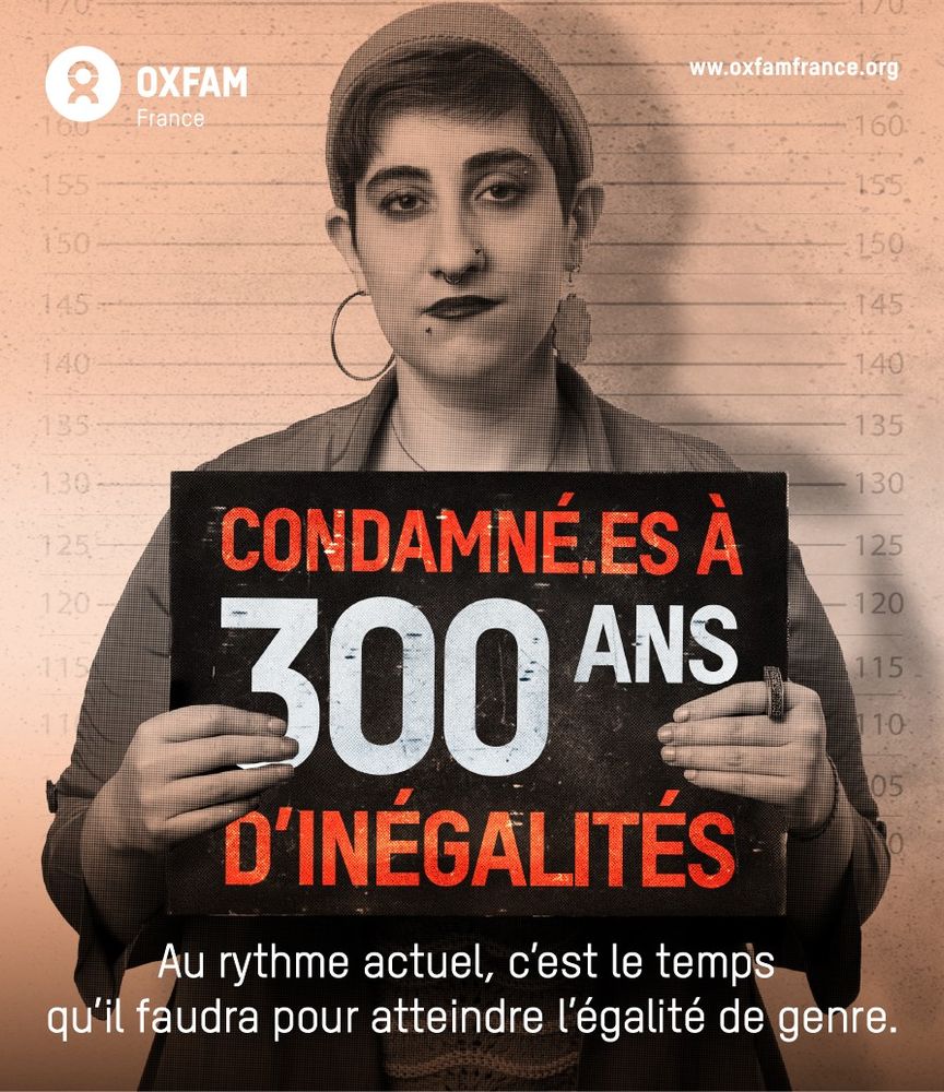 Une femme qui semble être en attente de jugement tient un panneau sur lequel on peut lire : "Condamné·e·s à 300 ans d'inégalités".
Au rythme actuel, c'est le temps qu'il faudra pour atteindre l'égalité de genre.