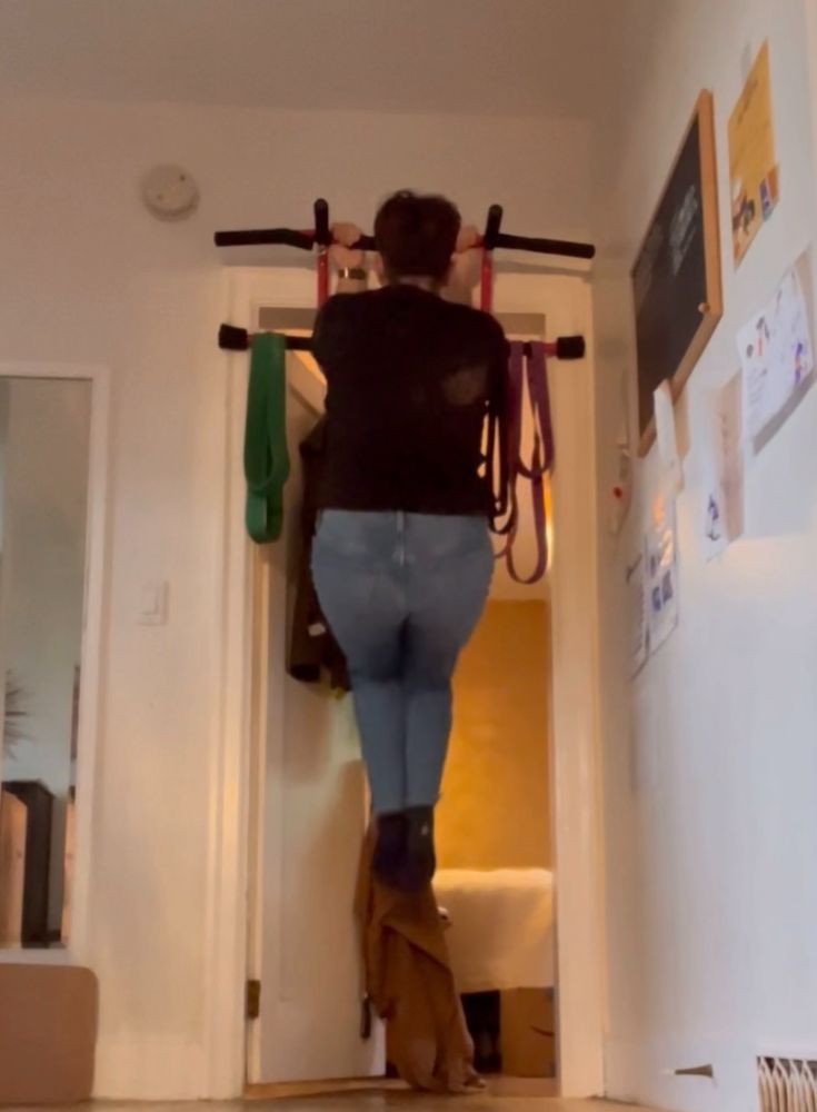 andrea with the top of their head just poking over the top of the bar.