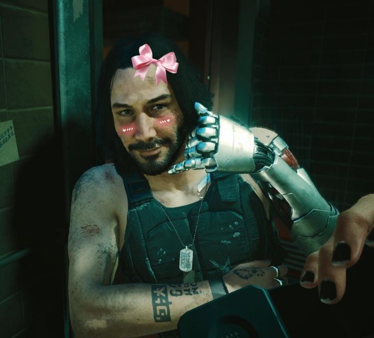 Johnny Silverhand, personnage du jeu vidéo cyberpunk 2077, prends une pose en faisant le téléphone avec sa main gauche (il a une prothèse chromée), des éléments un peu cute sont ajoutés en photomontage, comme un ruban rose sur son front et des petits traits roses sur les joues