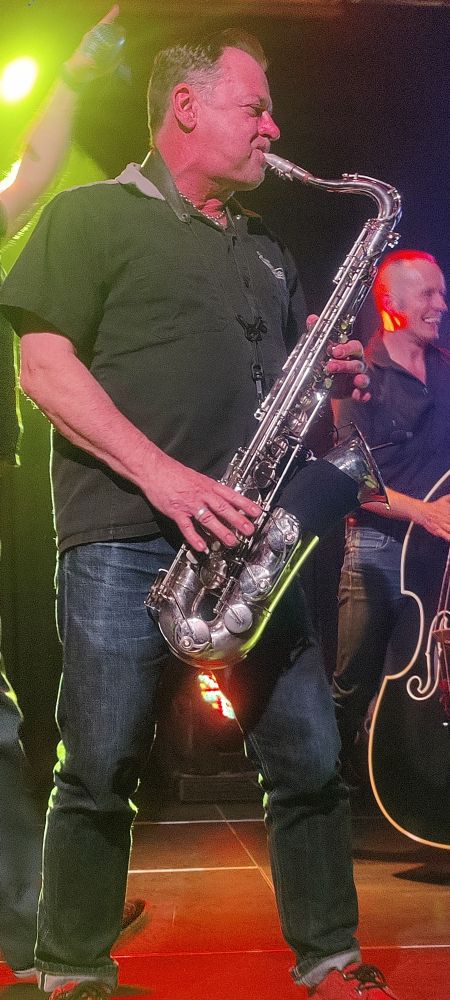Frank Seefeld mit seinem Saxofon auf der Bühne 
