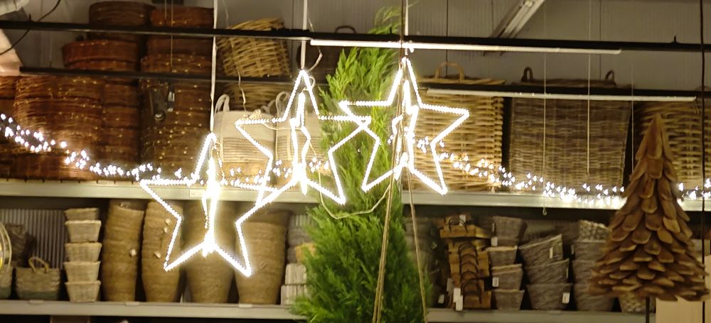 leuchtende Sterne hängen von der Decke