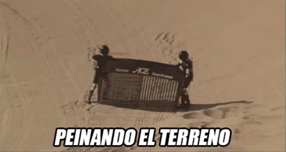 a comb is in the sand with the words peinando el terreno below it