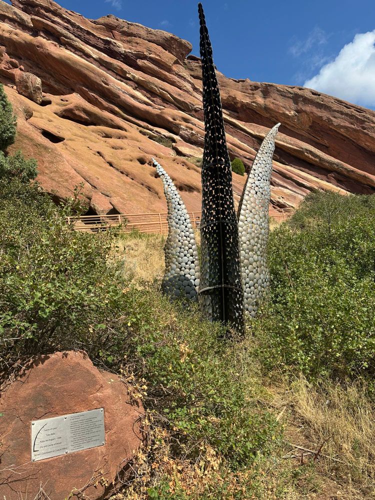 A statue that resembles grass