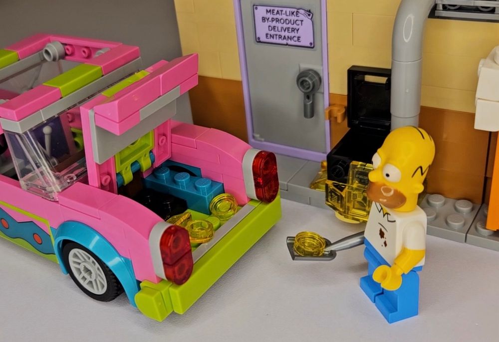 Lego Simpsons, Homer putting grease blocks in his car