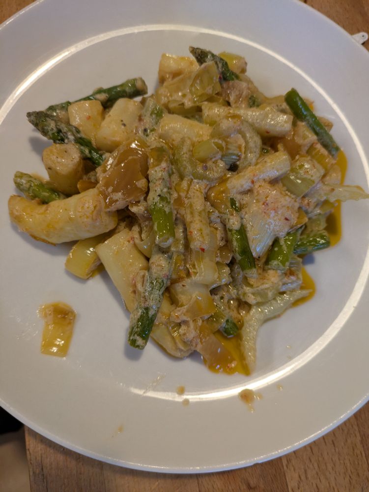 Die im posting erwähnte speisen auf einem weißen teller.