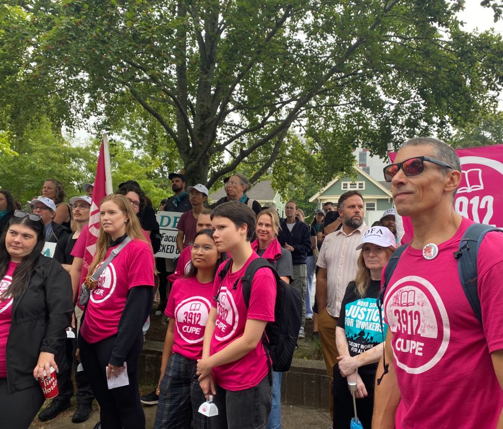 CUPE 3912 members wearing hot pink t-shirts