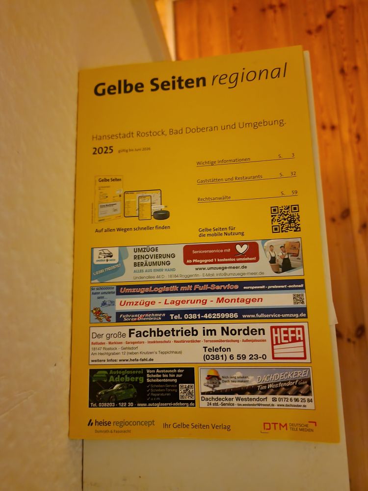 Ein dünnes Heft Gelbe Seiten liegt im Flur. 