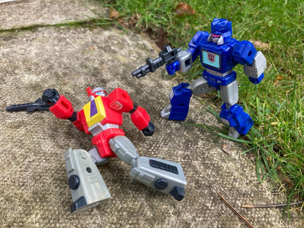 Finally the same size, Soundwave can show Blasterc who is REALLY superior!