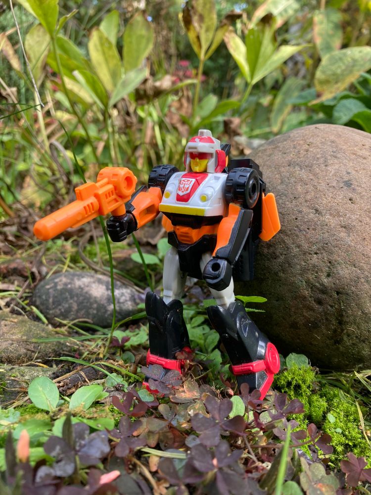 Transformers Action Master Kick-Off wearing his Turbo pack and brandishing a big neon orange blaster 