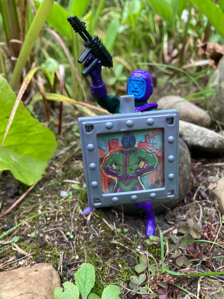 If he moves his lenticular shield fast enough he can pretend he’s in a movie
