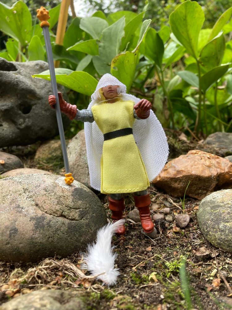 LJN Advanced Dungeons & Dragons Mercion! A blonde lady in yellow & white robes with armour underneath holds a staff with maced ends