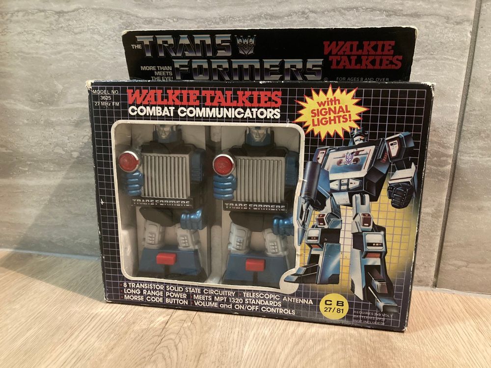 Transformers Walkie Talkie Combat Communicators box. Box shows Soundwave (more logical choice for a communicator) but window shows the off-model Bluestreak bots inside