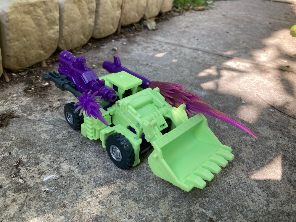 Attack digger! In a fairly baffling choice neither of the purple guns made out of Devvy’s big guns has a 5mm gun barrel hole so they can’t utilise blast effects (the long one there is just balanced). That means Devastator won’t be able to look like he’s spooming 