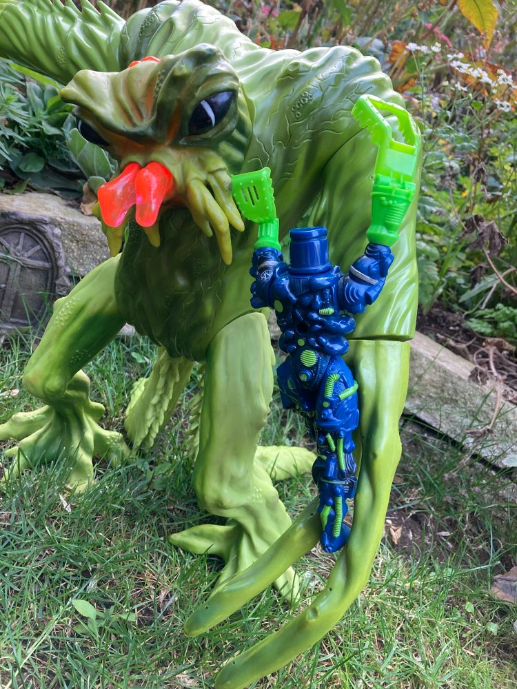 Bright moves in to prune Tendril. Interestingly the back of his suit looks slightly biomechanical like Auger’s suit though the front looks purely mechanical 