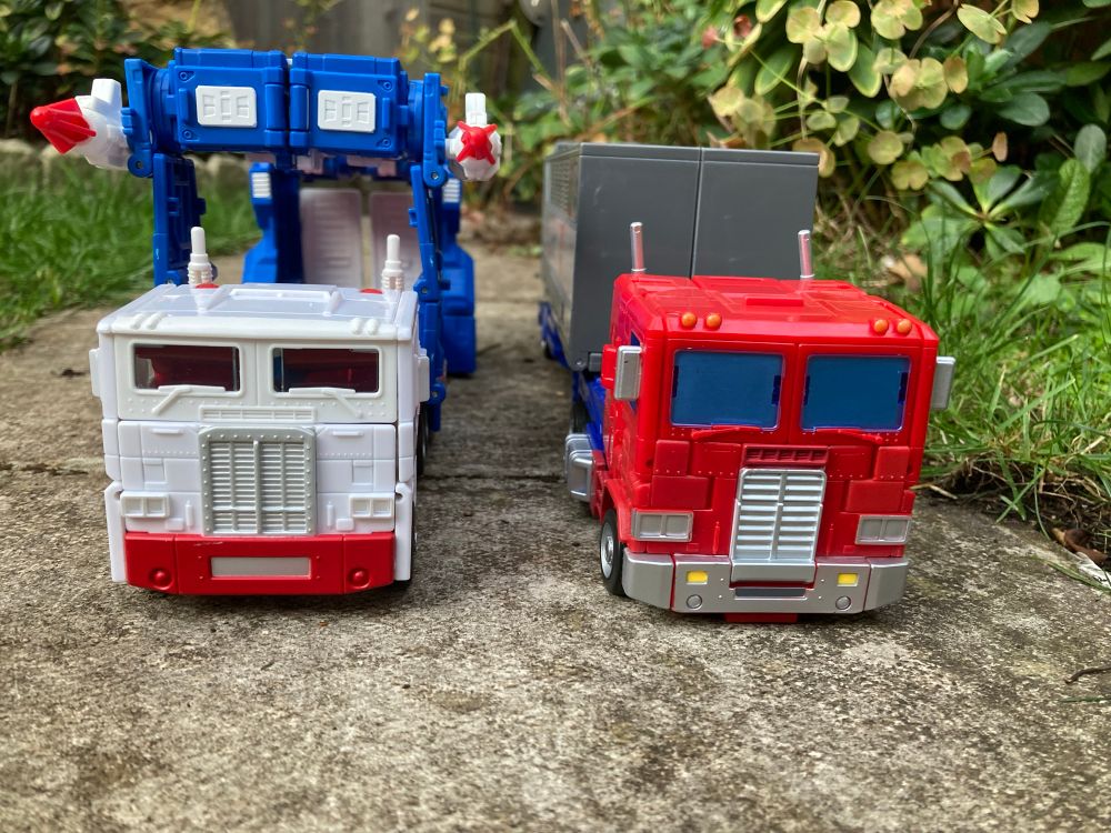 Studio Series Ultra Magnus and Optimus Prime go trucking 