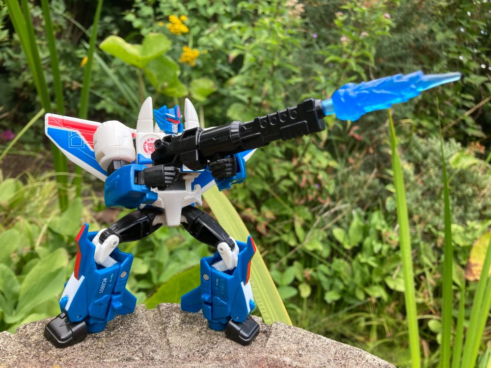 His blasters can combine into a large rifle which he can wield with both hands. It looks AWESOME 