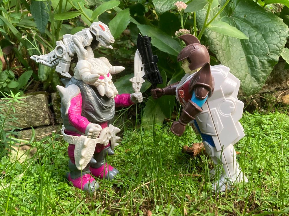 Grimlock vs Skullgrin! Putting a peg on the back of the gun so it could be used as a sword was such a great idea. You can just see the cool rocket pack vents on the back of the shell 