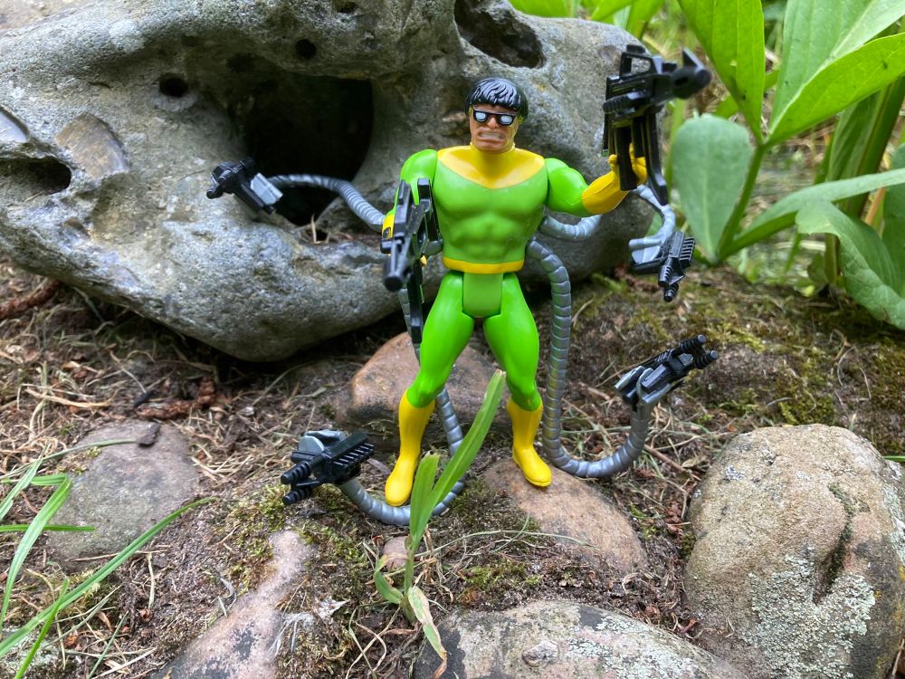 Hex-wielding! The tentacles hold a pistol each whilst he holds a Secret Wars rifle in each hand 