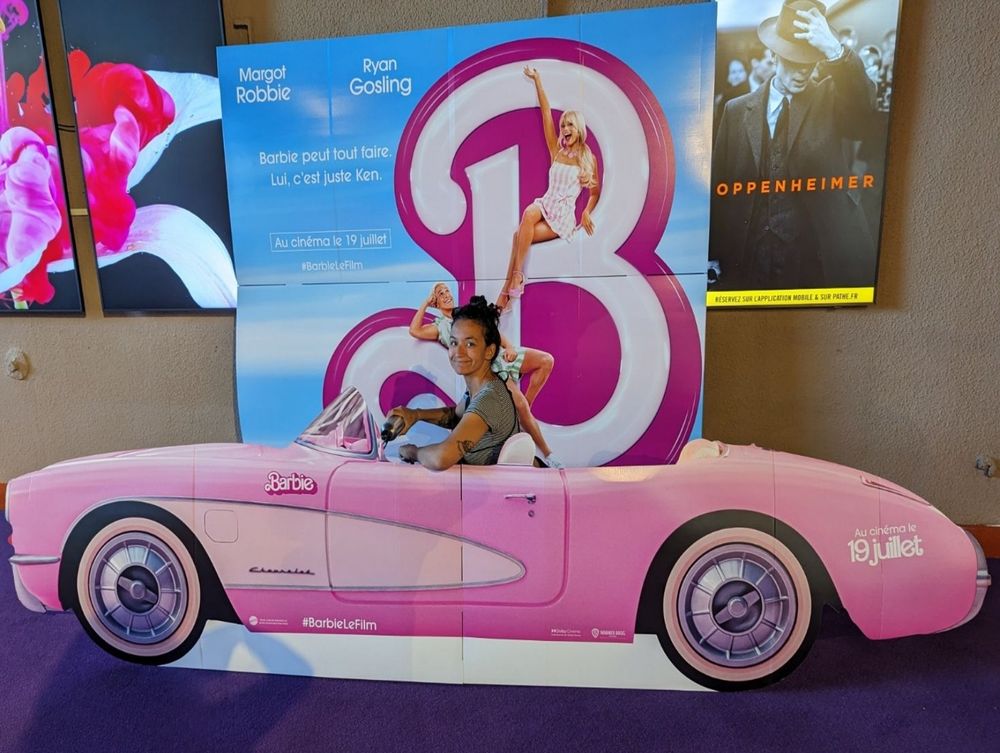 Moi au volant d'un voiture de Barbie en carton au cinéma