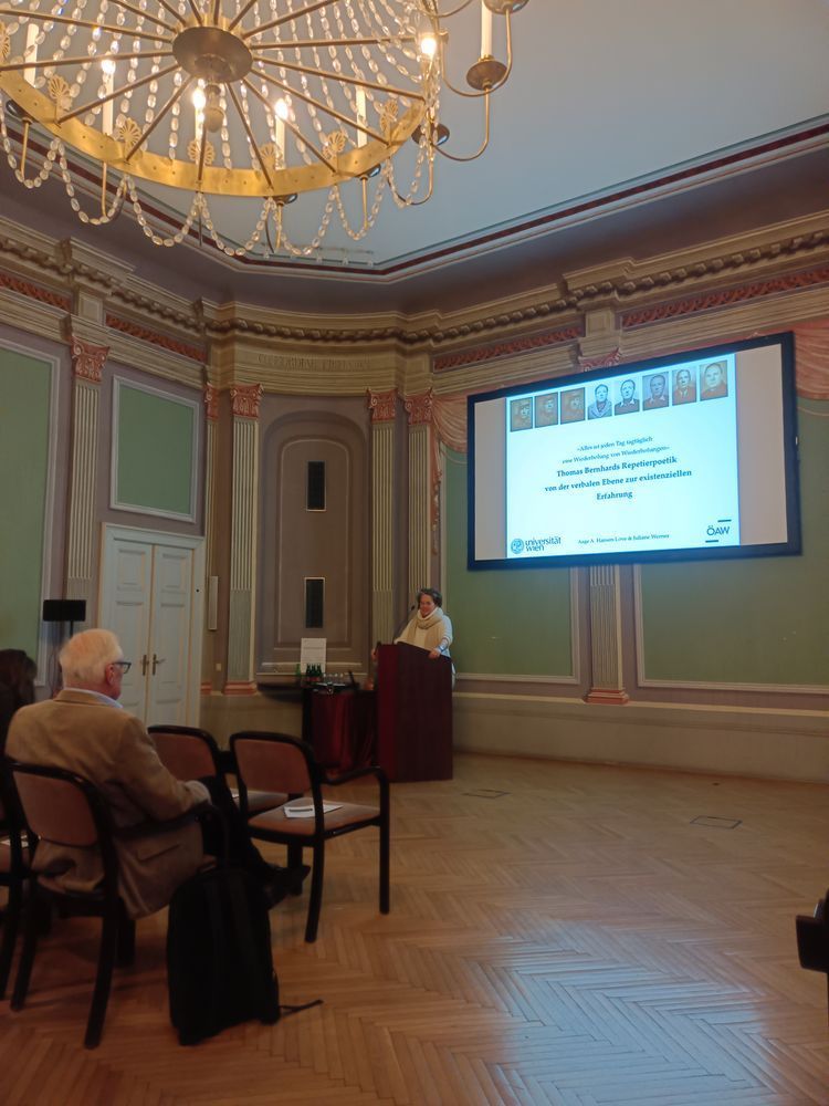 Die Institutsdirektorin Alexandra N. Lenz am Redner:innenpult bei der Eröffnung des Forschungstags