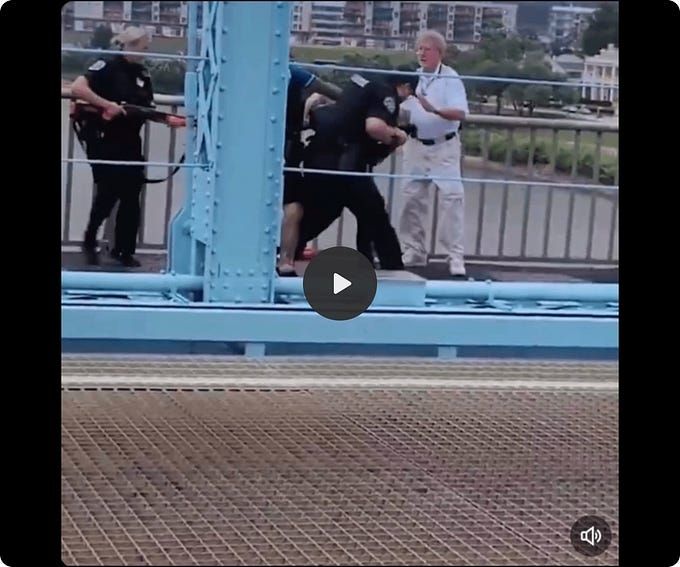 🚨Police Brutality: In a shocking moment, police at the Ohio-Kentucky border horrifically abuse anti-ICE protesters, with one repeatedly bashing a man at the back of the head. This is Trump's fascist A...