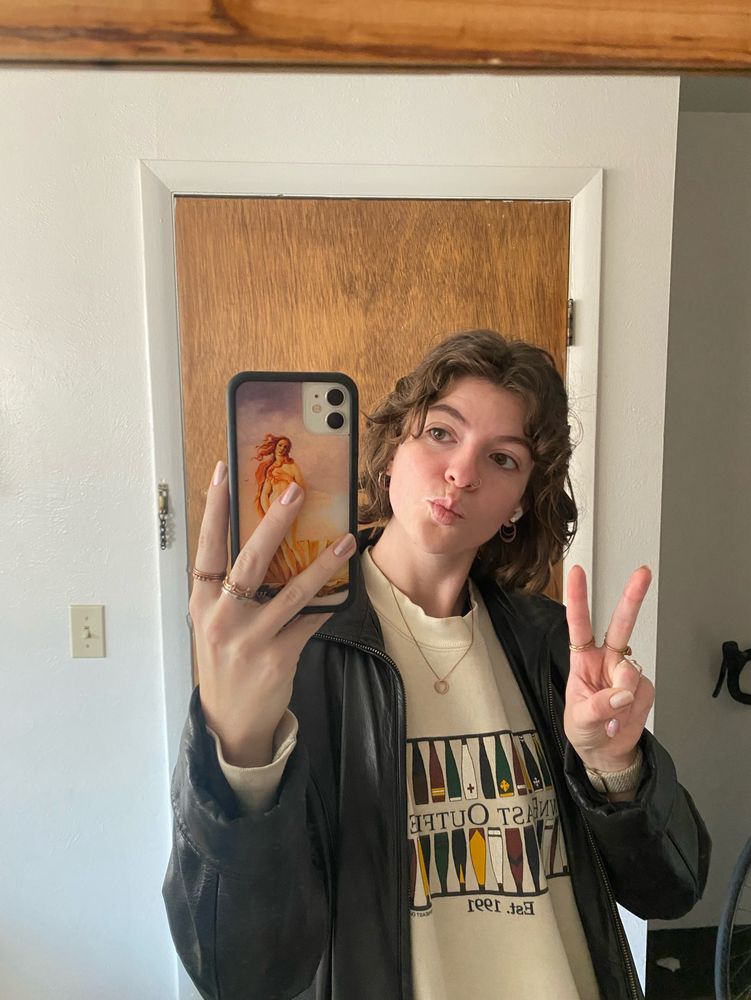 it me!! girly taking a mirror selfie and doing a peace sign