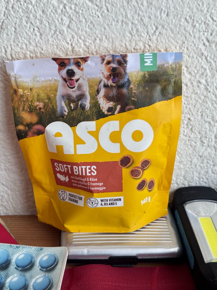 A photo of a german dog snack with the name Asco that in spanish would translate as disgust (disgusting)