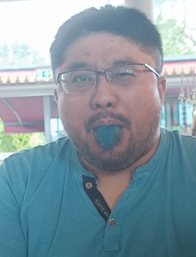 Der @herrpandabaer, der mir die Zunge rausstreckt. Besagte Zunge hat eine tiefblaue Färbung.