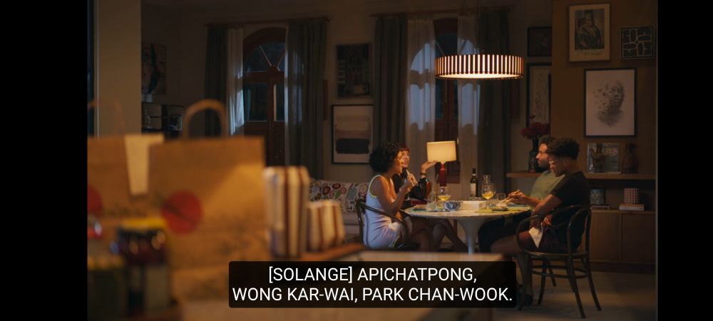 cena da novela "vale tudo" em que solange conversa com 3 amigos sobre cinema oriental, citando "apichatpong, wong kar-wai, park chan-wook"