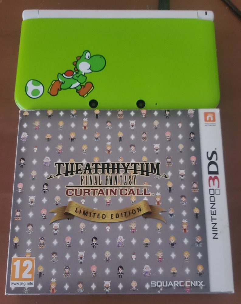 En haut : une Nintendo 3ds XL Vert Claire avec Yoshi à Gauche. 
En bas : le jeu de rythme Final Fantasy sur 3DS en édition collector.