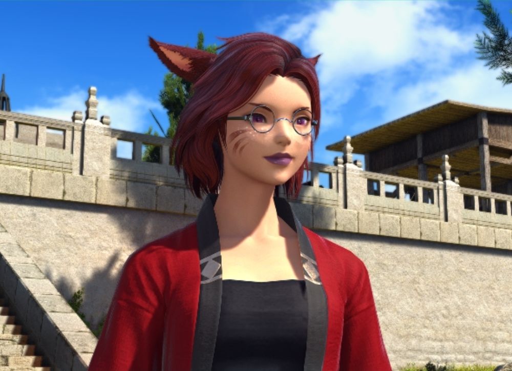 Photo de mon personnage FXIV. Miquote avec une veste rouge et noir. Lunettes grises et coupe de cheveux rouge.