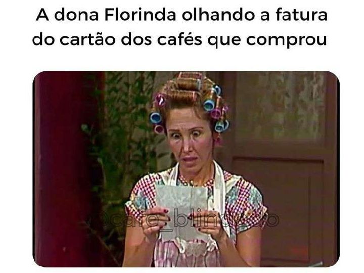 Neste meme, mostra dois elementos: 1- Captura de foto do episódio Bilhetes Trocados (1977), do seriado mexicano Chaves, onde mostra a personagem Dona Florinda, interpretada por Florinda Meza, com olhar visivelmente surpresa; 2- Acima da foto, um texto de cor preta com dizeres: "A Dona Florinda olhando a fatura do cartão dos cafés que comprou" 