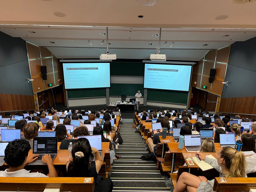 Picture of an ECOP1001 Lecture Theatre at the University of Sydney 
