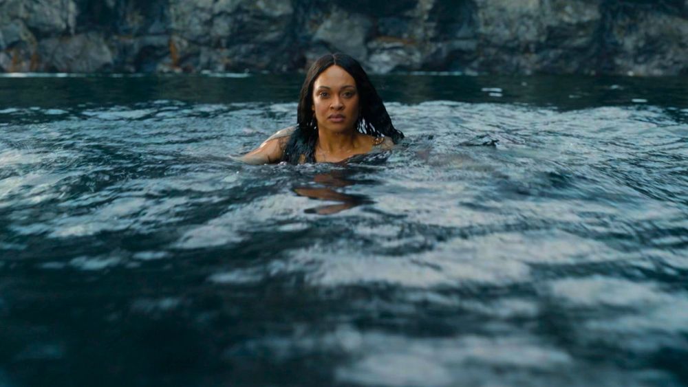 Rings of Power 2x06. Míriel descends into the water during her Sea Trial. Her hair is loose and the water comes to her shoulders. She has a stern and noble look on her face. 