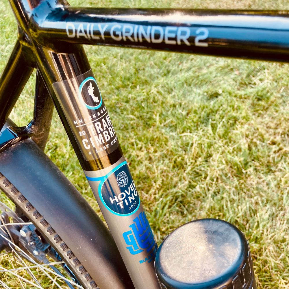 Der Rahmen meines Bulls Daily Grinder 2 mit den Aufklebern der Transcimbrica und Hoved Ting.