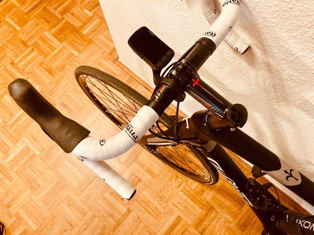 Foto von oben über den Lenker des Wilier Rennrad.