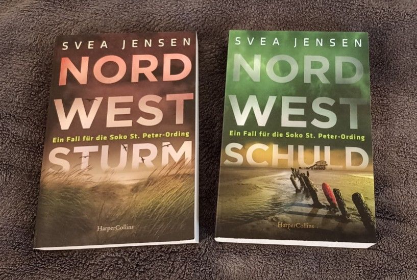 Foto von zwei Taschenbüchern: 
Svea Jensen, Nordweststurm. Ein Fall für die Soko St. Peter-Ording 
und 
Svea Jensen, Nordwestschuld. Ein Fall für die Soko St. Peter-Ording 