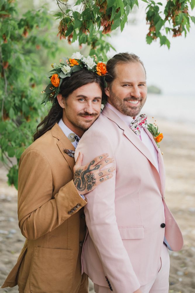 Schlitz Audubon Nature Center: A nature-oriented Milwaukee wedding venue - beachfront photos. 