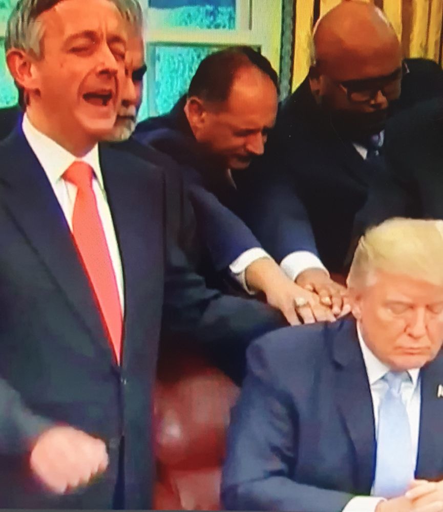 Donald Trump und seine Spießgesellen beim Beten