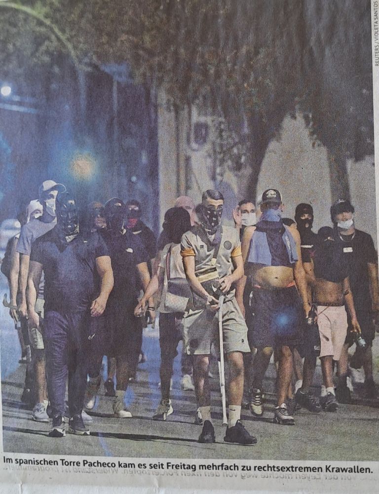 Rechtsextreme Spanier marschieren auf.