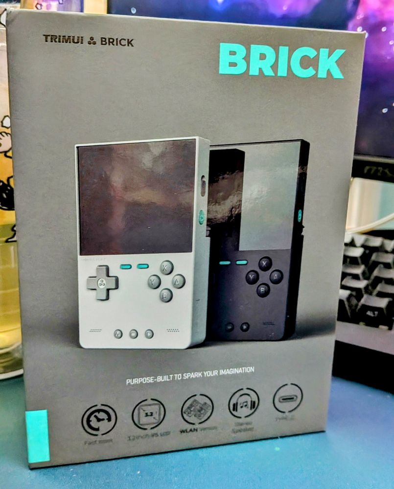 Trimui Brick retro gaming handheld box. 