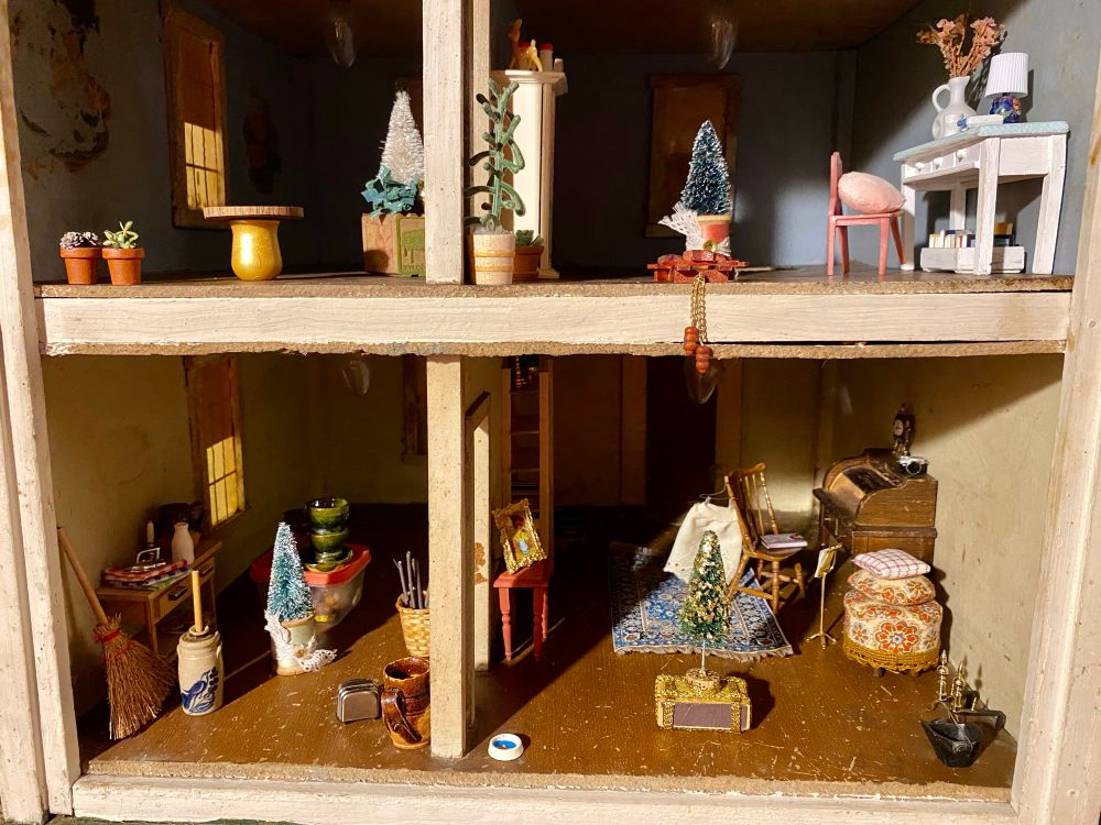 A picture of my new dollhouse and I’m starting to put some of my miniatures as well as miniature Christmas decorations in each of the rooms, it’s a little chaotic, but colorful and lively, I love it