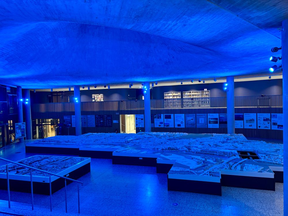 Das Stadtmodell in der Hamburger Behörde für Umwelt, Klima, Energie und Agrarwirtschaft (BUKEA) ist blau beleuchtet, um auf die prekäre Versorgungssituation von Menschen mit ME/CFS aufmerksam zu machen. Photo: Birgit Seitz