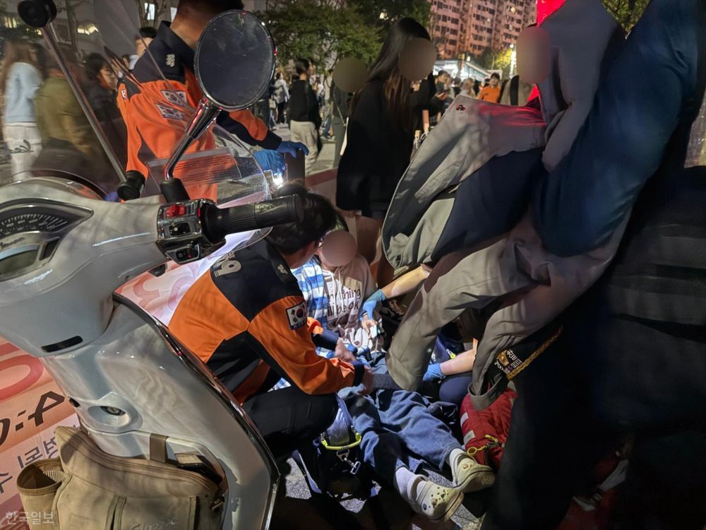 [르포] 107만 인파 '불꽃축제'… 잘 지켜지던 질서, 폭죽 터지는 순간 '와르르' | 한국일보