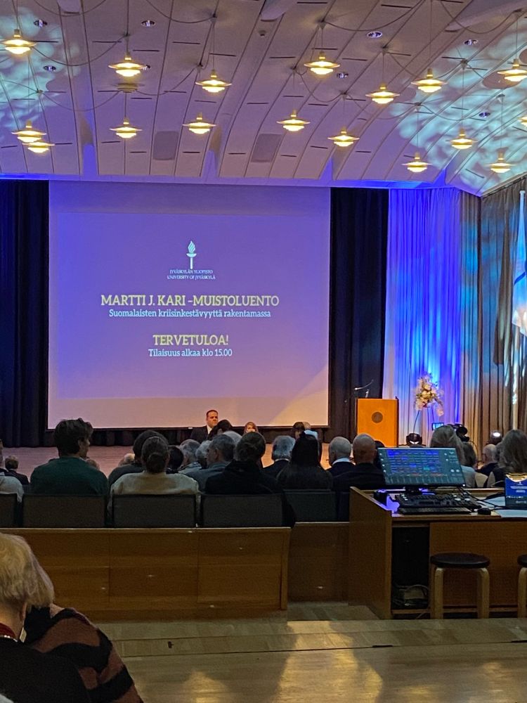 Kuva Jyväskylän yliopiston päärakennuksen juhlasalista.