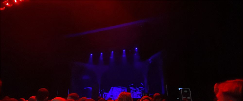 Scène vide dans une lumière bleutée. 