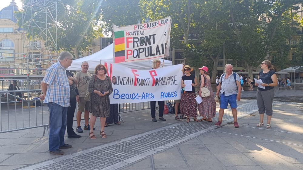 Les militants.e.s autour des banderoles Front Populaire Beaux Arts Aubes et Pic Saint Loup